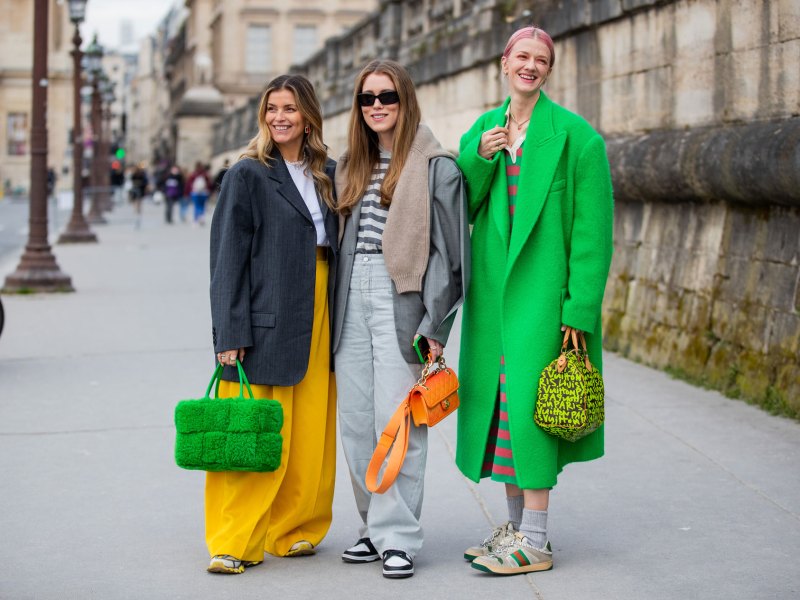 Streetstyle Kopenhagen Fashion Week mit verschiedenen Trend Sneakern.