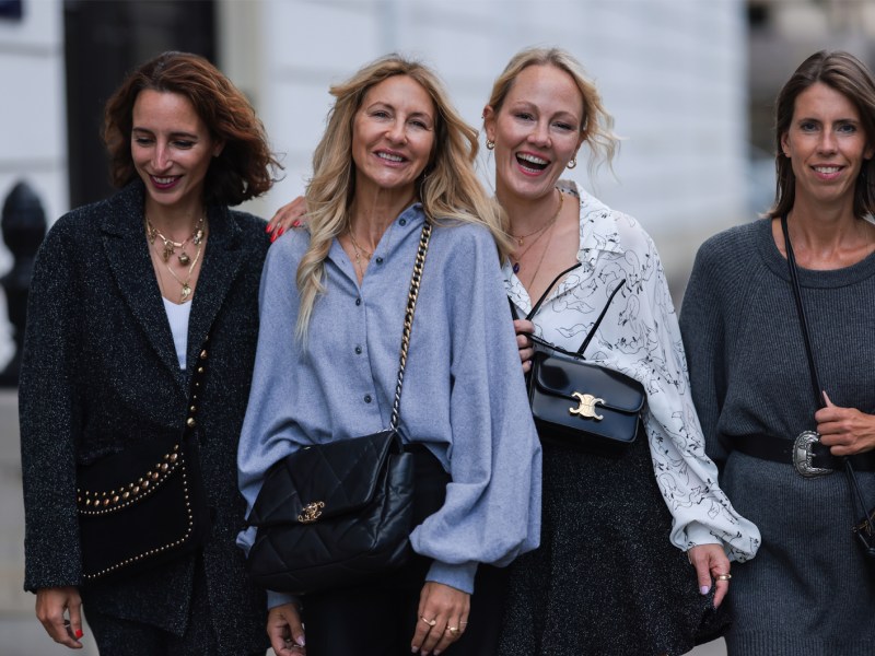 Frauen Ü40, die modern und lässig gekleidet sind.