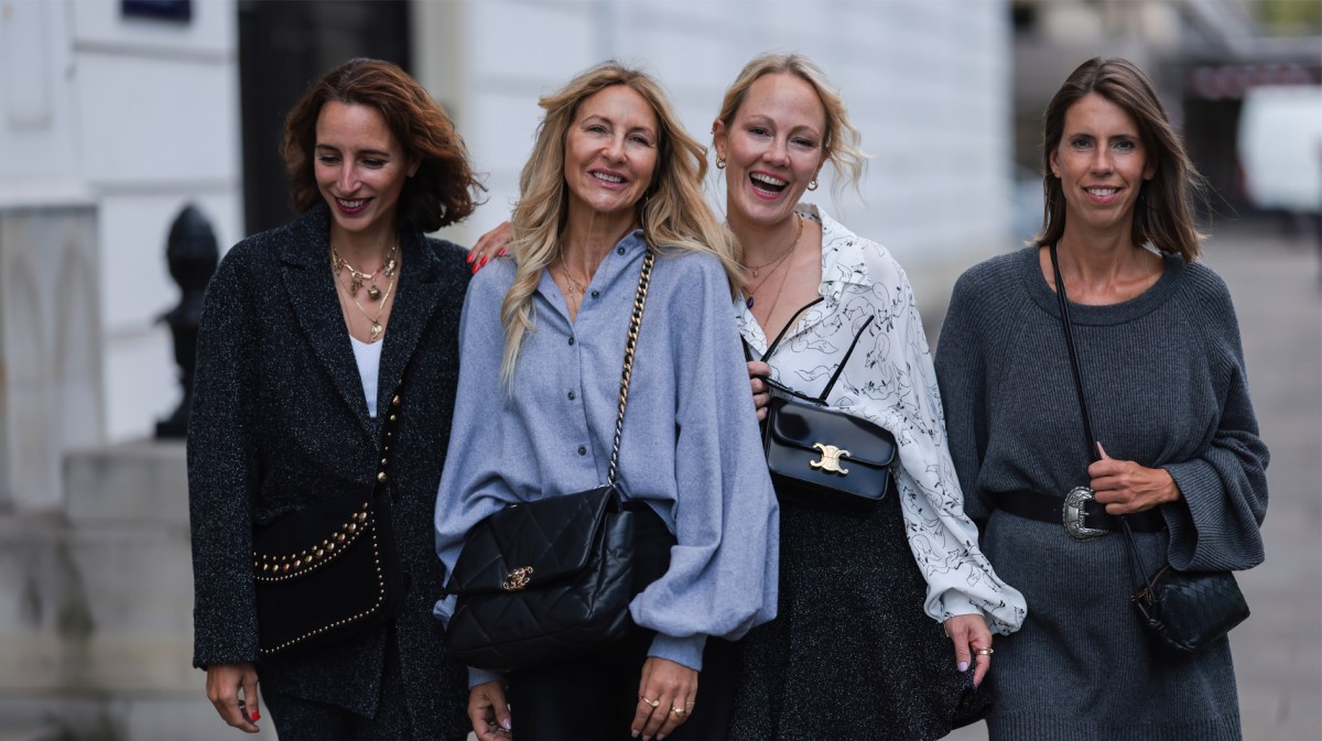 Frauen Ü40, die modern und lässig gekleidet sind.