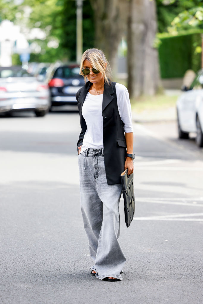 Gitta Banko in Baggy Jeans und einer Blazer-Weste