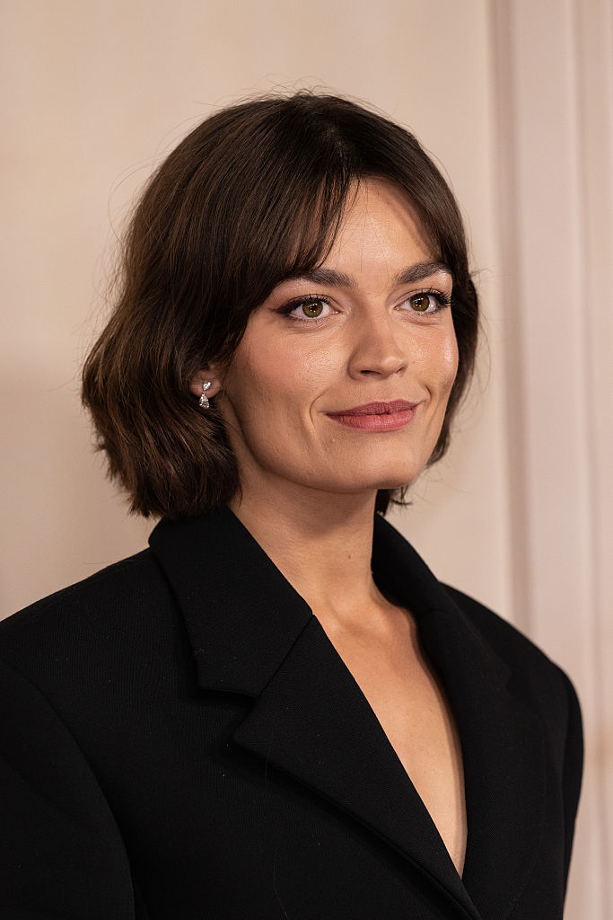 Schauspielerin Emma Mackey mit Choppy Bob.