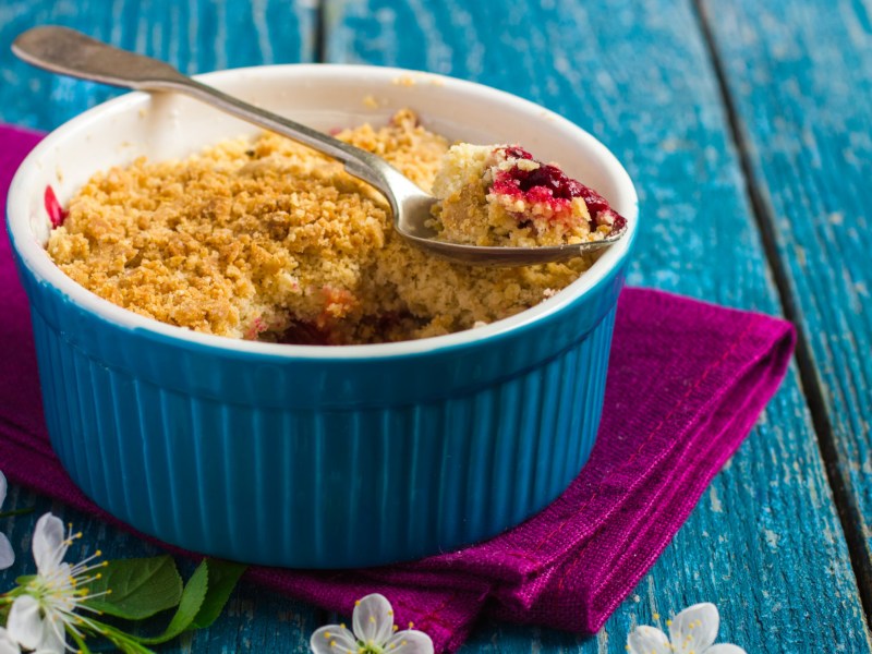 Himbeer Crumble in einem blauen Förmchen