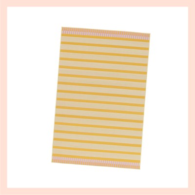 Gelb-Orange gestreifter Outdoor-Teppich mit rosafarbenen Details