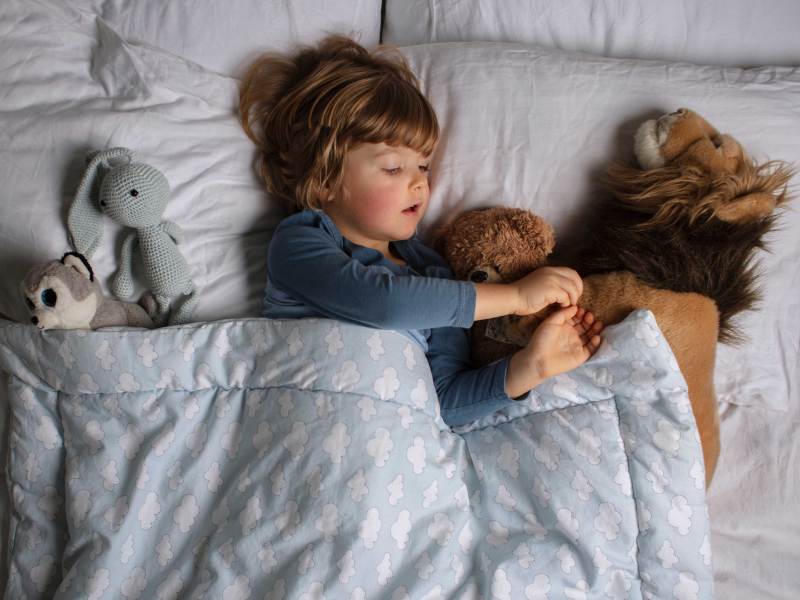 Wie kann man sein Kind an sein eigenes Bett gewöhnen, ohne dass Tränen fließen müssen?