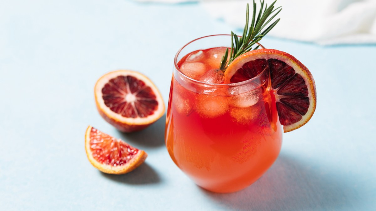 Orangefarbener Cocktail mit Grapefruit.