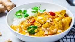 H&auml;hnchencurry mit Reis.