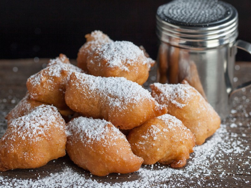 Frittiertes Gebäck mit Puderzucker.