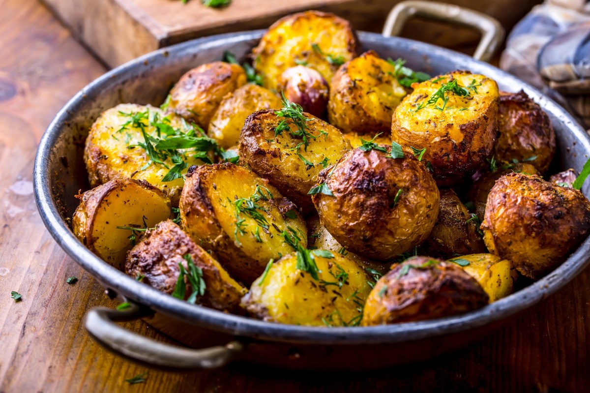 Eine Schale Knoblauchkartoffeln mit Zitrone und Petersilie