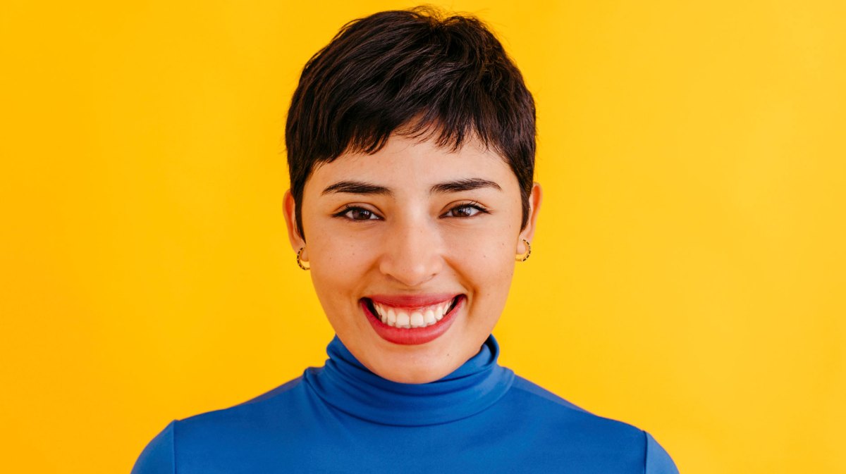 Lachende Frau vor gelbem Hintergrund
