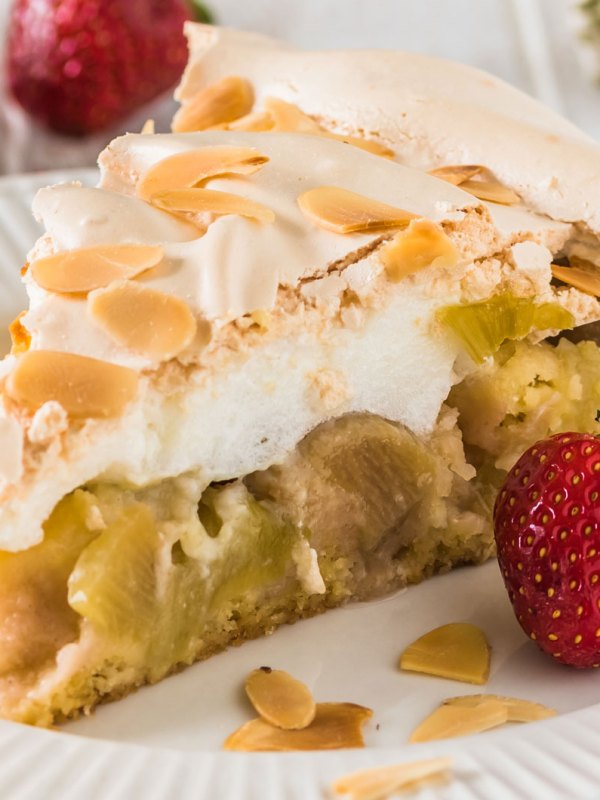 Himmlischer Rhabarberkuchen mit Baiser-Haube: So schmeckt der Fr&uuml;hling
