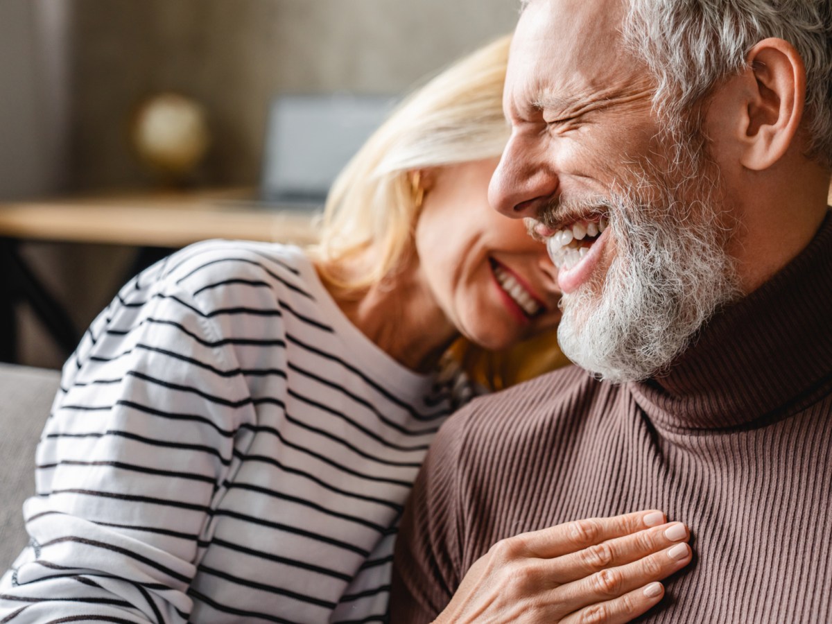 Mann und Frau lachen zusammen.