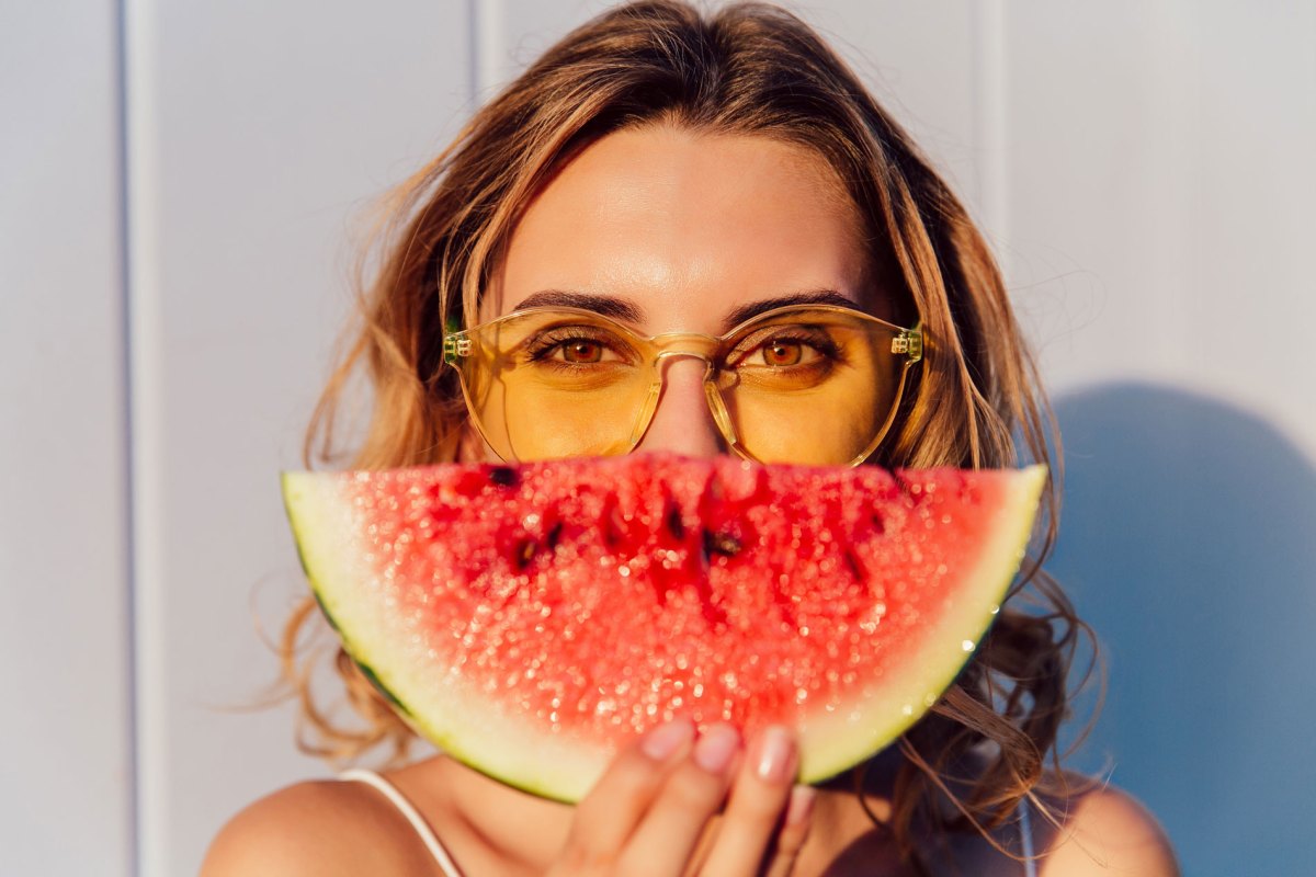 Frau mit Wassermelone und lackierten Fingernägeln.