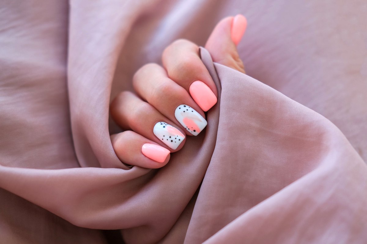 Buntes Nageldesign mit Press-on-Nails