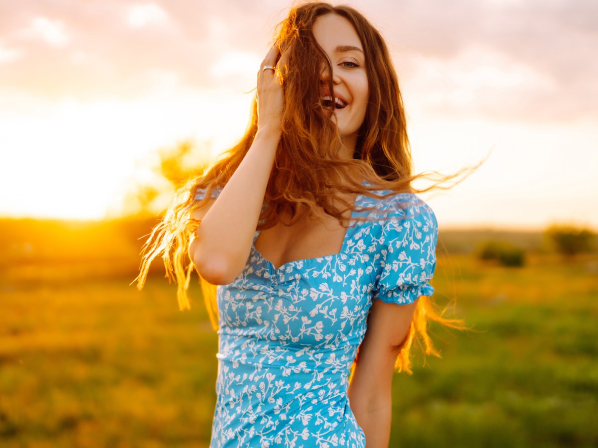 Frau mit buntem Kleid im Sommer.