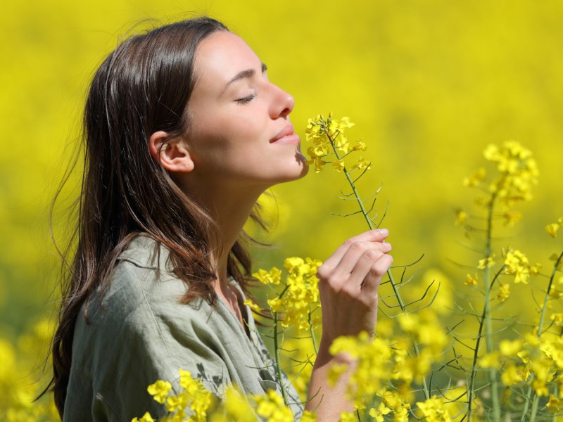 Frau in Feld mit gelben Blumen