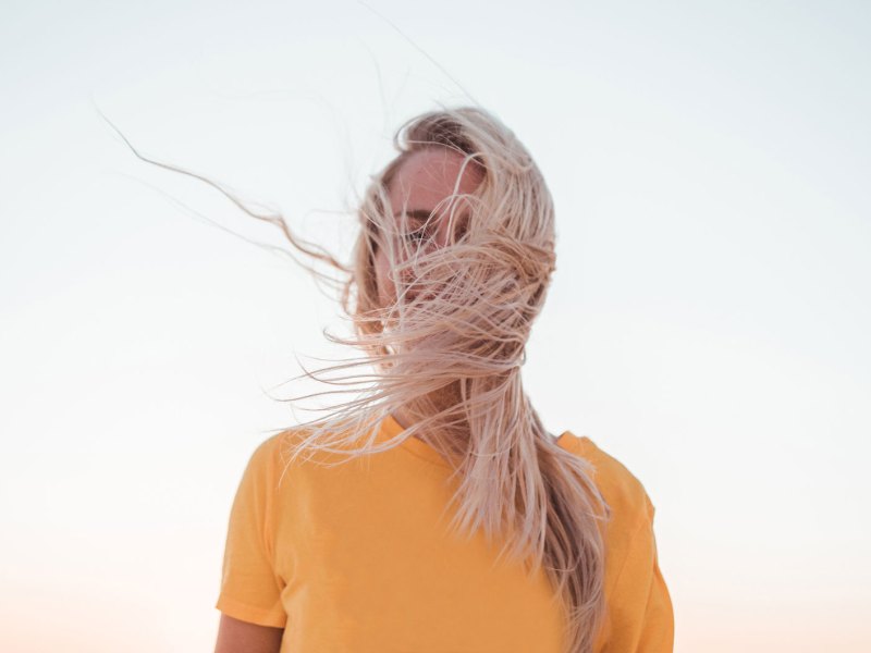 Frau mit vom Wind verwehten Haaren