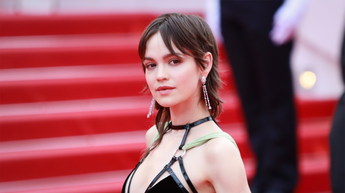 Schauspielerin Emilia Schüle mit fransigem Haarschnitt.