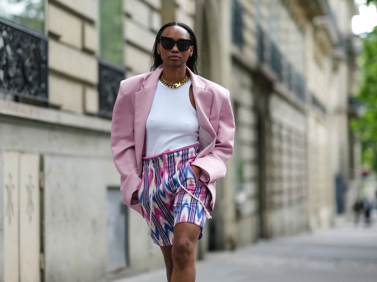 Frau, die ein Tank Top trägt, unter dem sich ihre Brust abzeichnet.