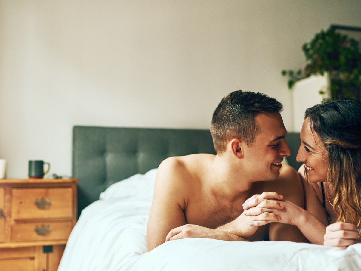 Paar im Bett, das sich gegenseitig anlächelt