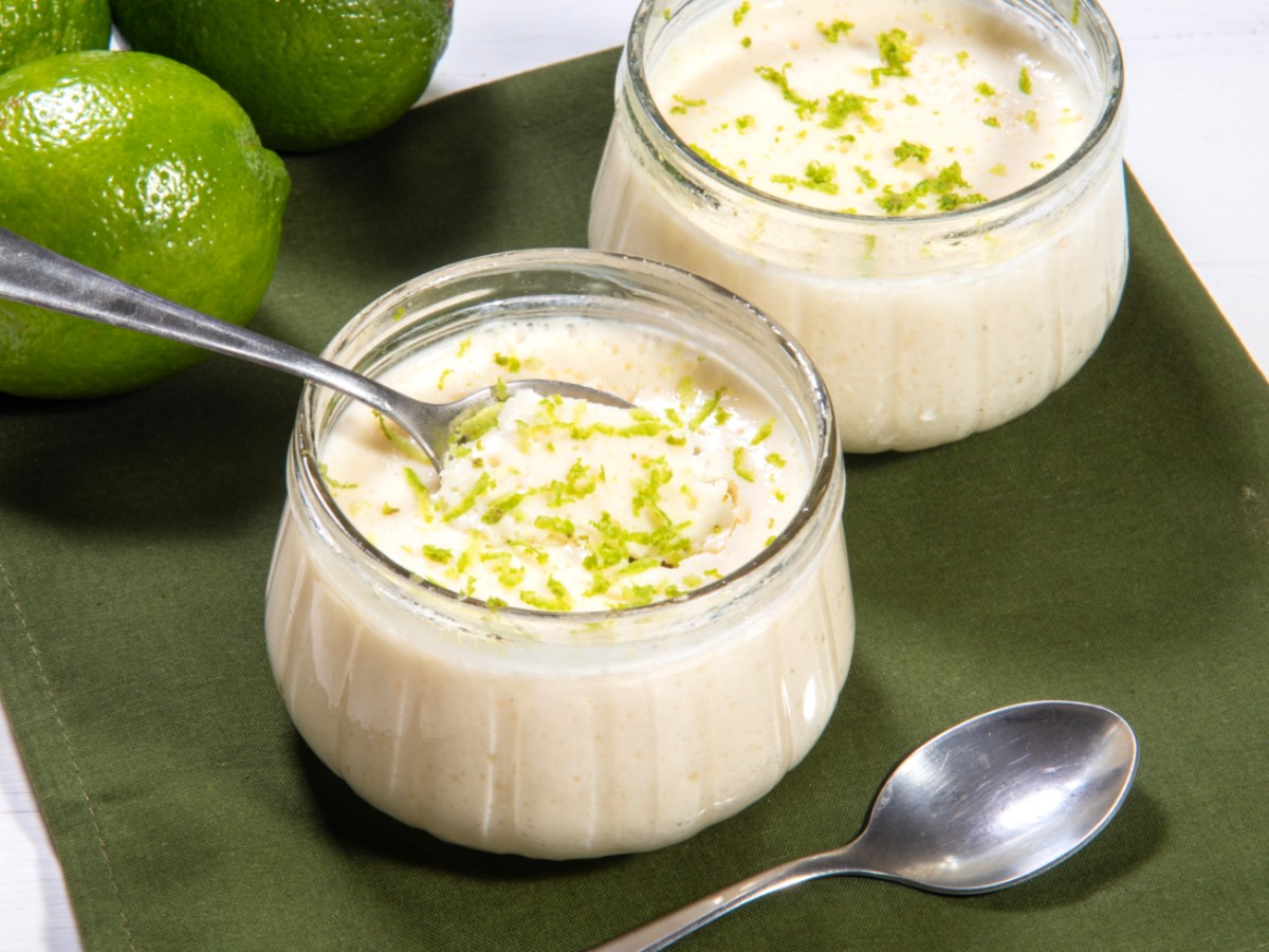 Limetten-Joghurt-Creme in kleinen Gläschen