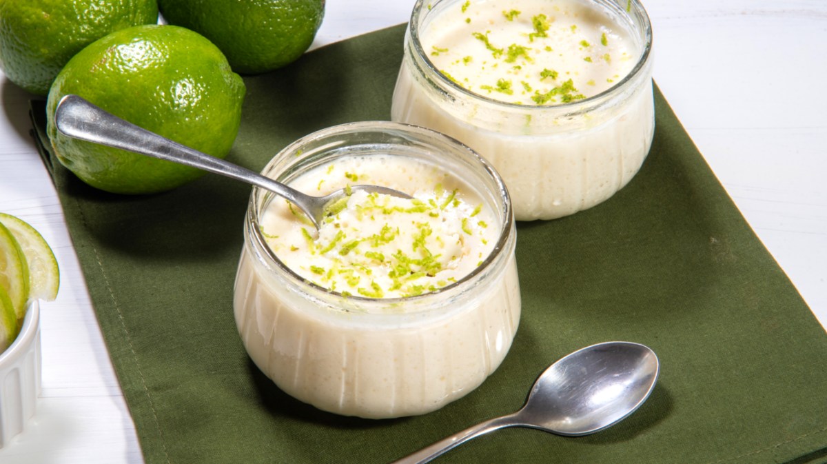 Limetten-Joghurt-Creme in kleinen Gläschen