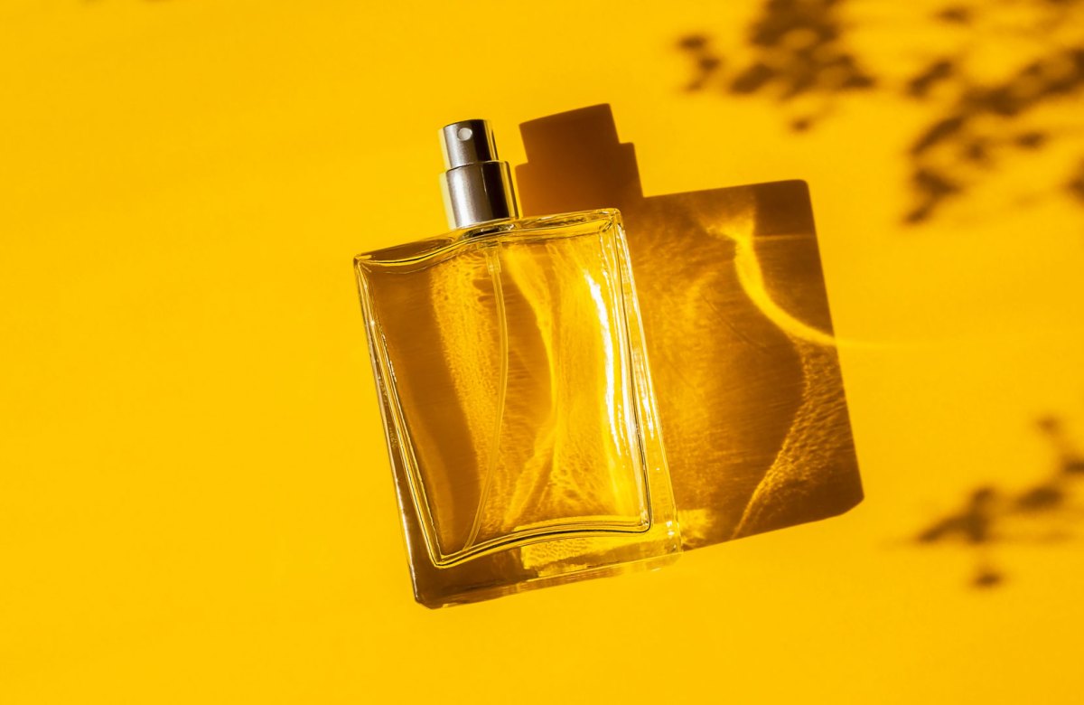 Parfumflasche auf gelbem Hintergrund
