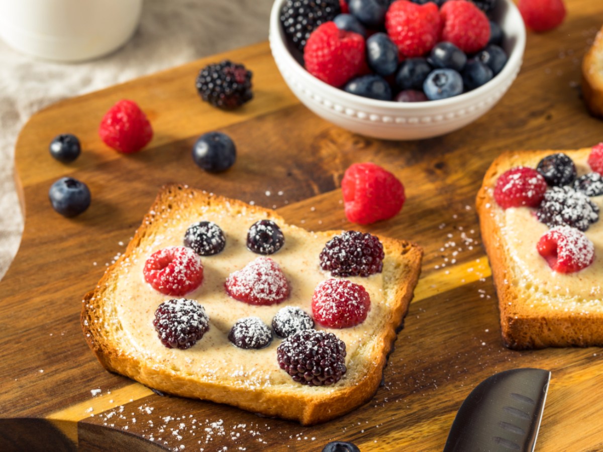 Pudding Toast mit Beeren