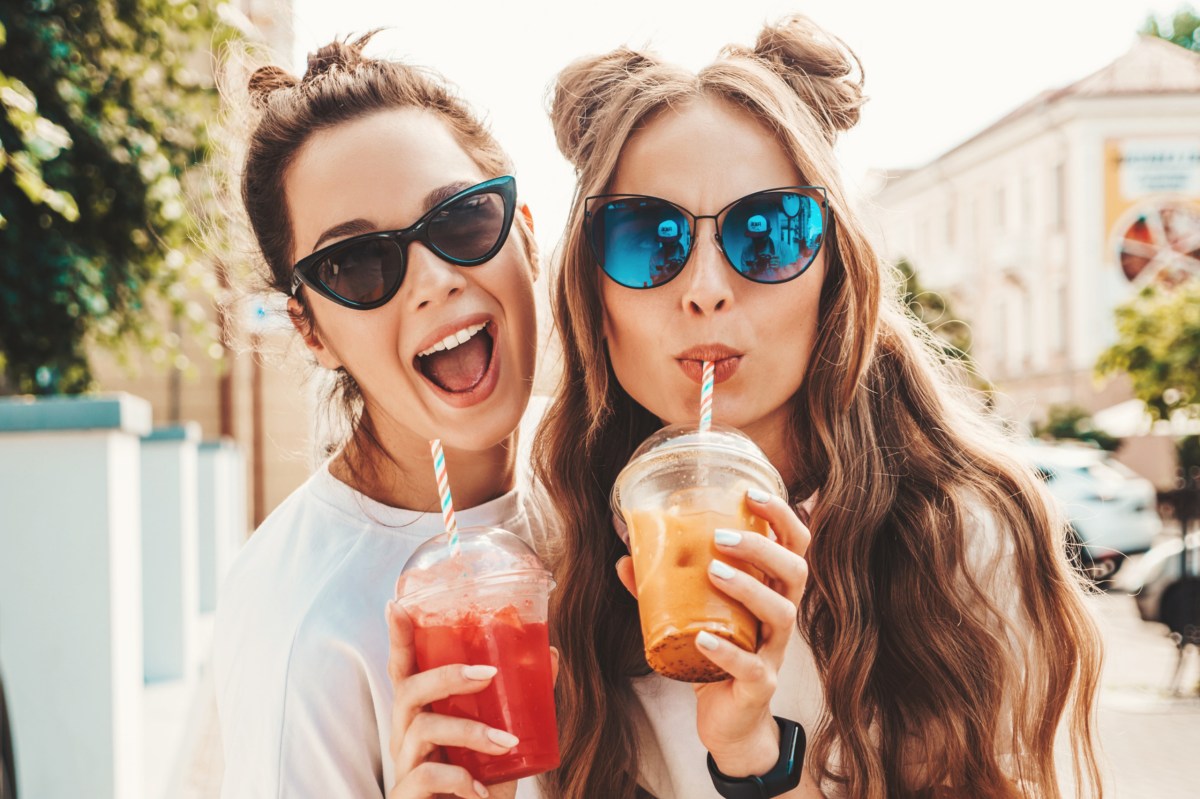 Zwei Frauen trinken einen Shake im Sommer.