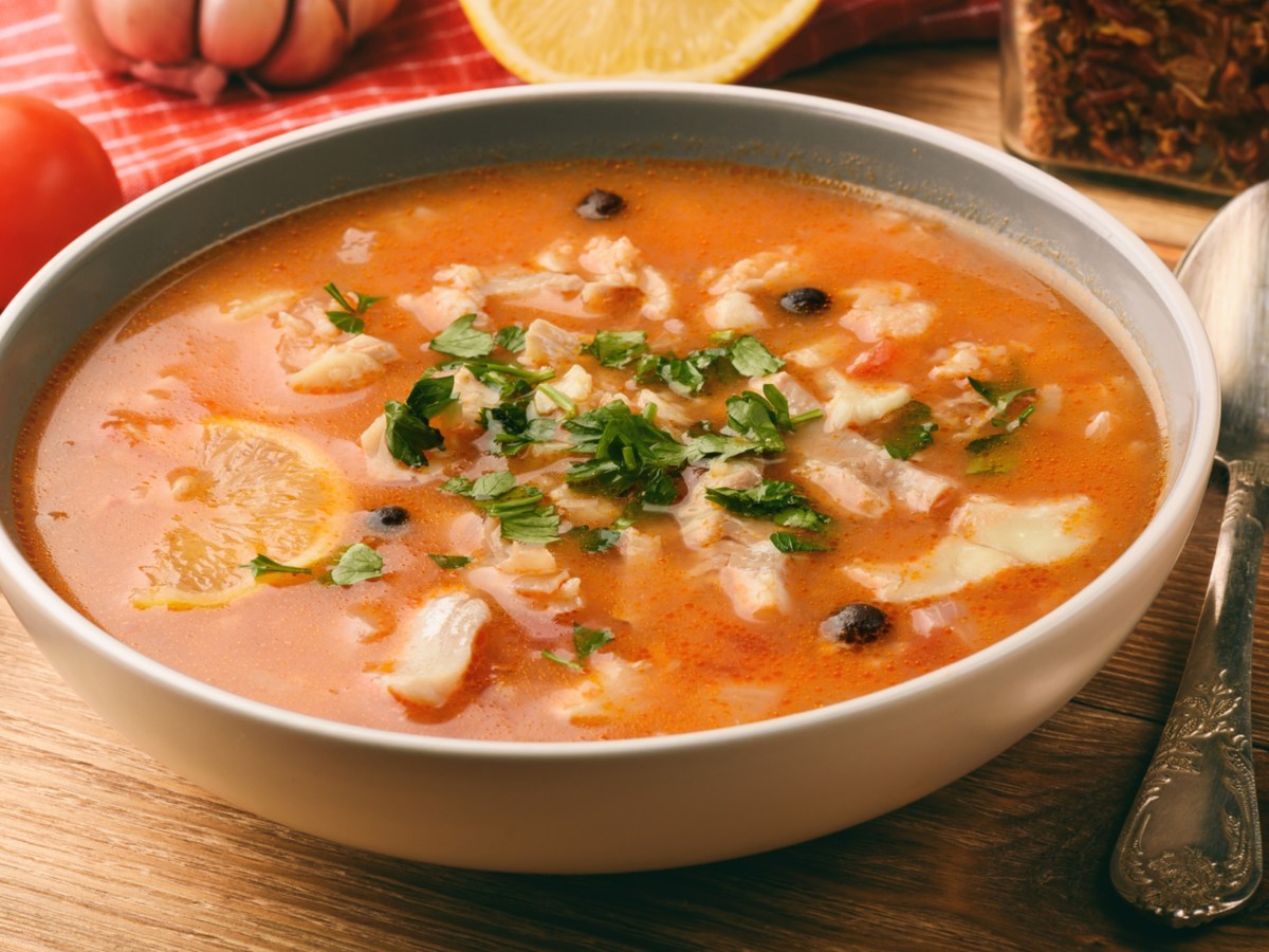 Suppe mit Fisch, Zitronen und Tomaten.