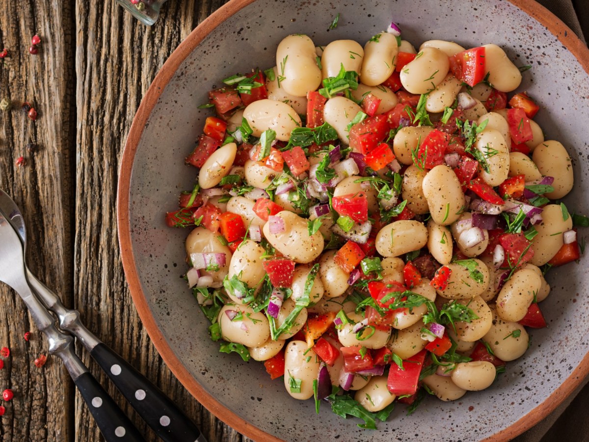 Weiße Bohnensalat mit Tomaten und Zwiebeln.