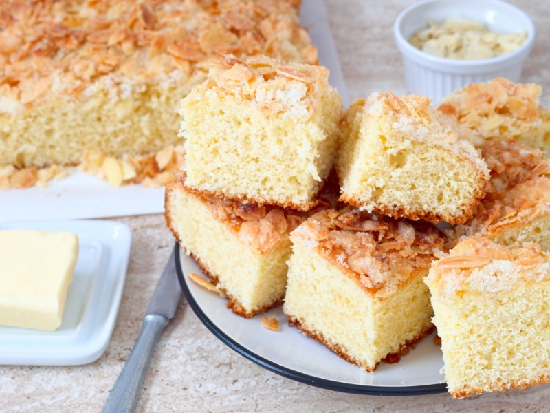 Butterkuchen-Stücke auf Teller.