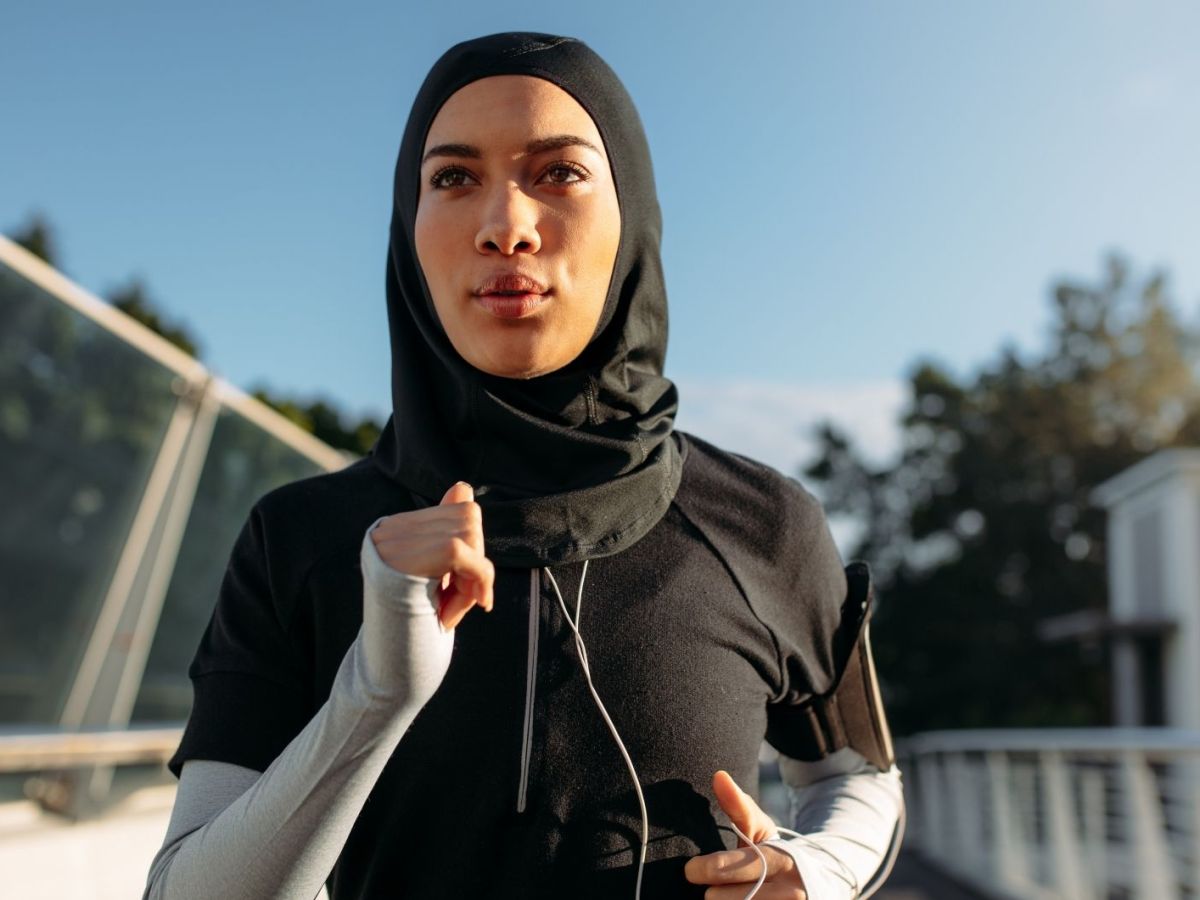 Gesunde sportliche Frau tr&auml;gt Hidschab beim Joggen