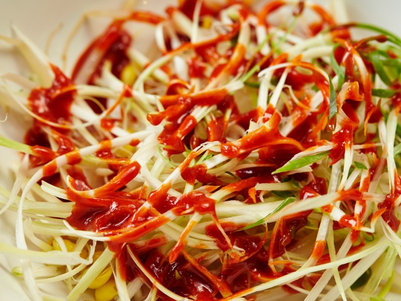 Asiatischer Salat mit Frühlingszwiebeln und Chili-Dressing.