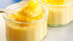 Zitronen-Creme in Dessertschalen.