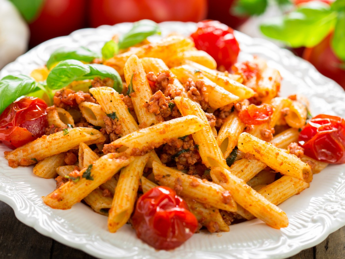 Nudelsalat Bolognese-Art: Dieses Rezept mit Hackfleisch ist der Hit beim BBQ