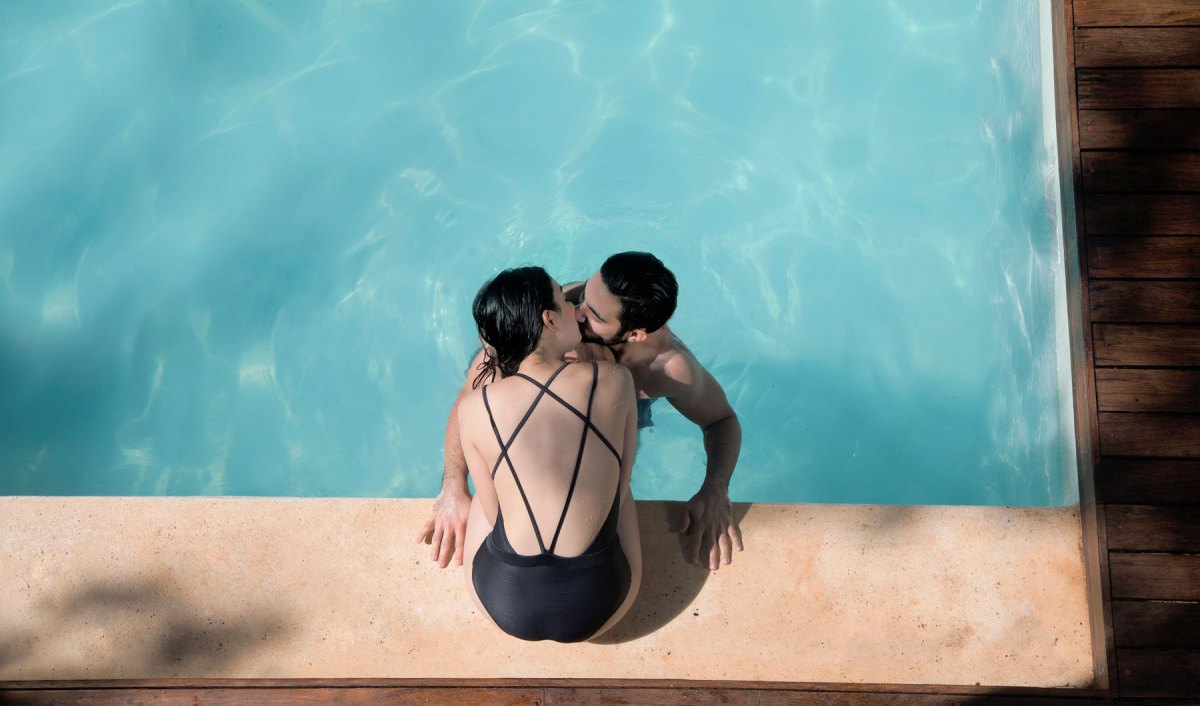Paar küsst sich am Pool