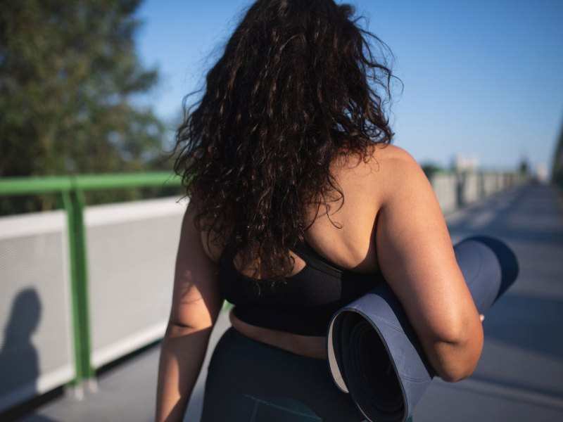 Rückenspeck loswerden: Frau auf dem Weg zum Sport