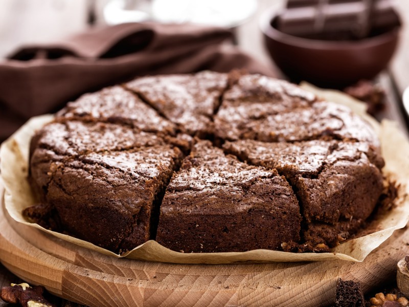 Schokokuchen auf Backpapier.