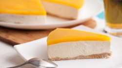 K&auml;sekuchen mit Fruchtspiegel.