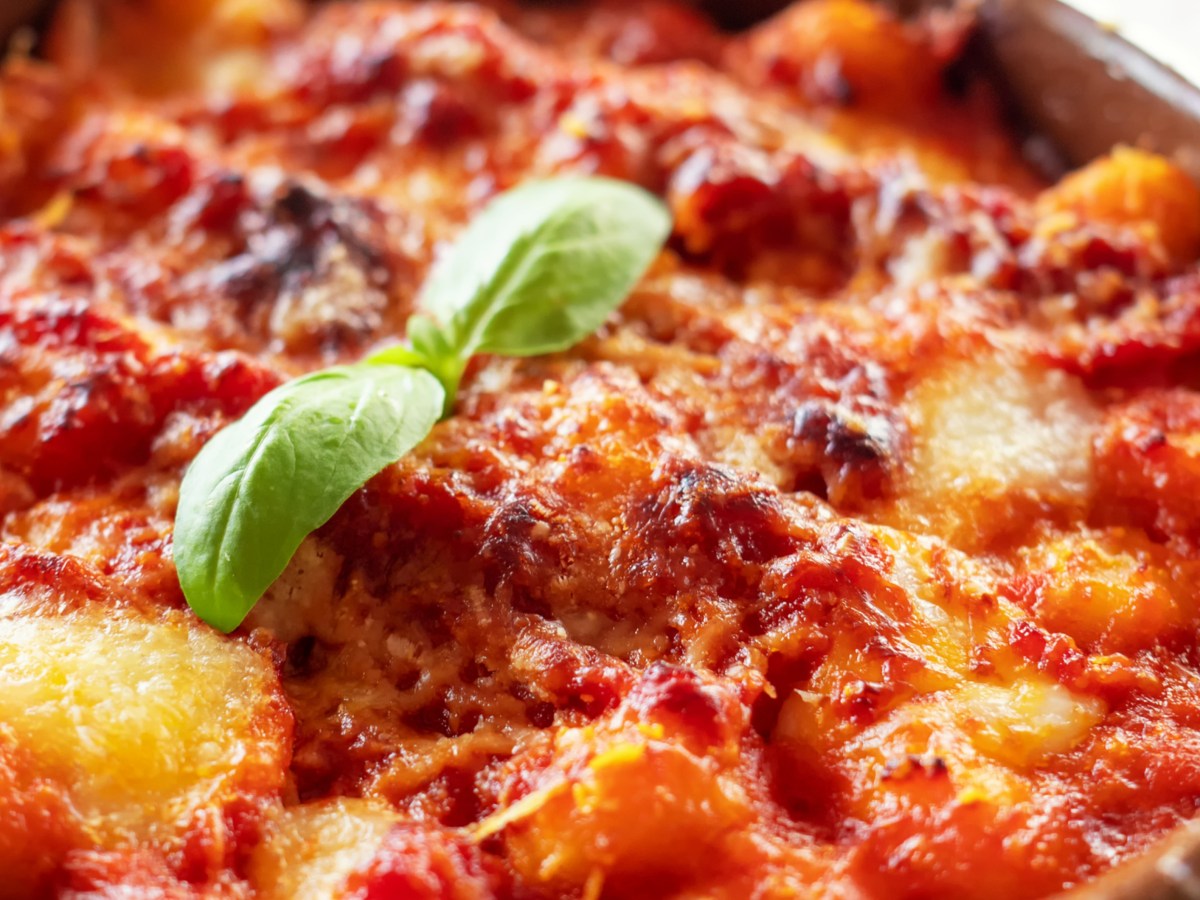 &Uuml;berbackene Gnocchi mit Tomatensauce in Auflaufform.