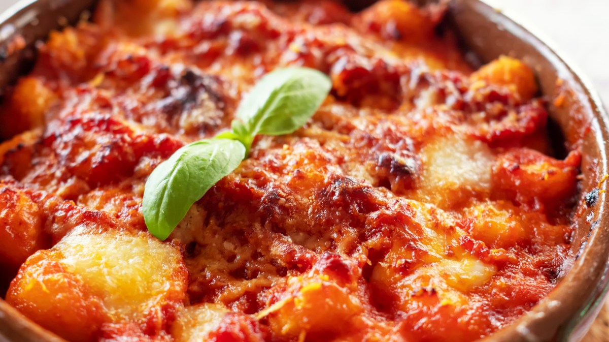 Überbackene Gnocchi mit Tomatensauce in Auflaufform.