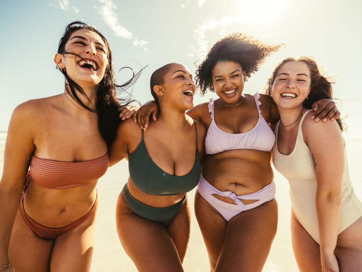 Frauen in unterschiedlichen Bikinis