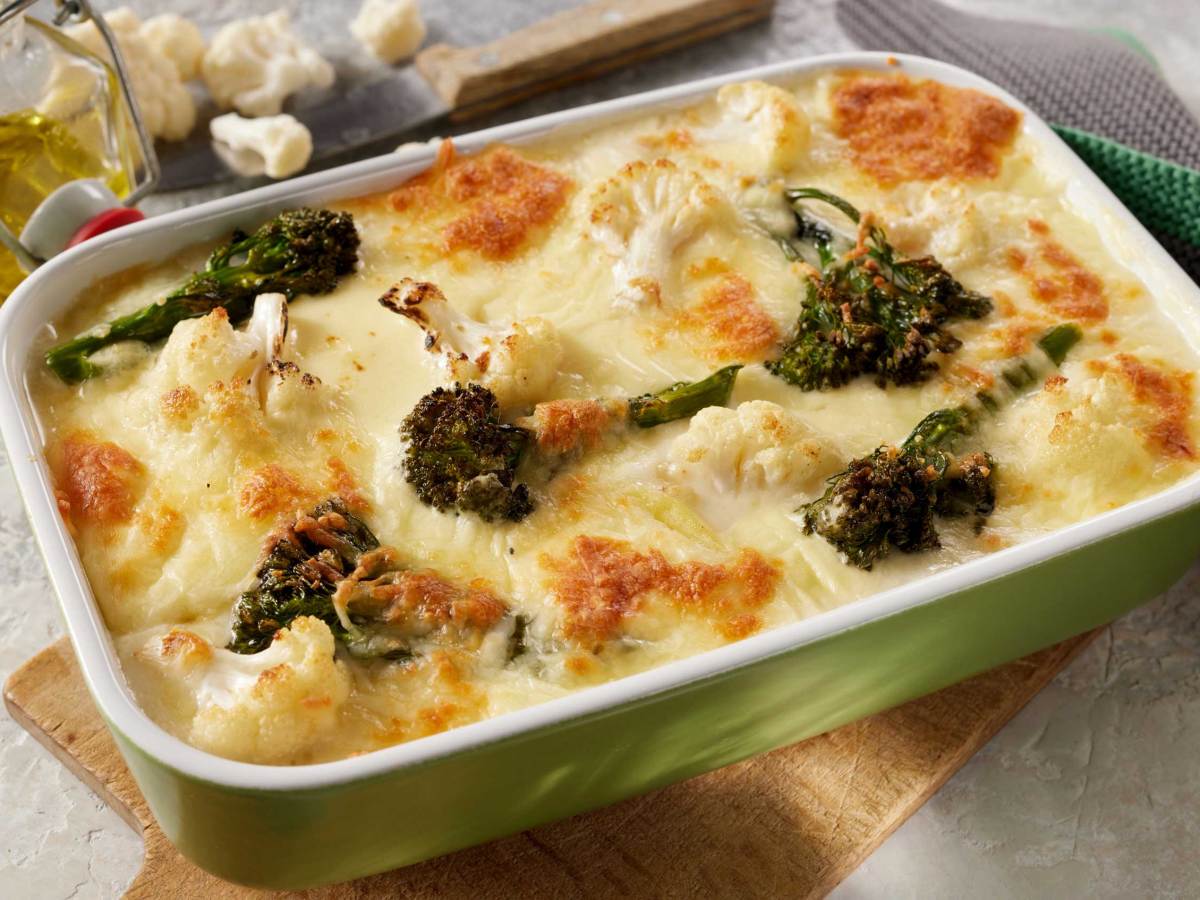Leckerer Auflauf mit Brokkoli und Gemüse in einer Auflaufform mit Käsekruste