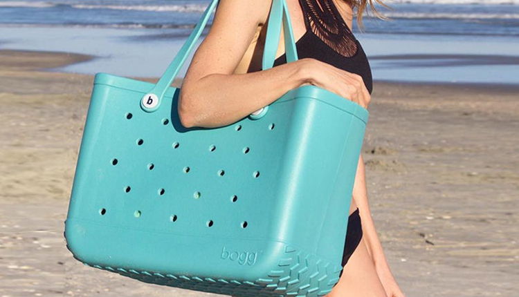 Frau am Strand mit einer Bogg Bag.