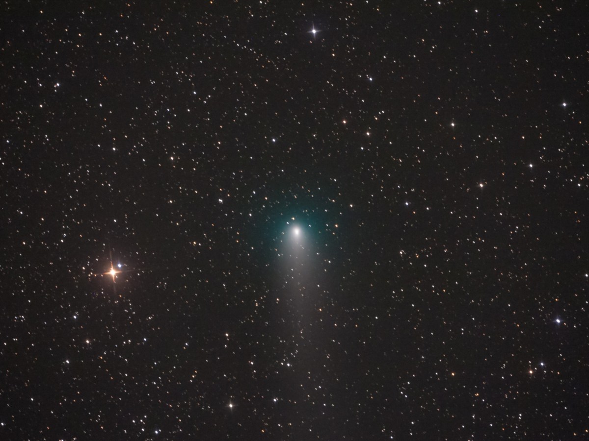 Weltall mit Sternen am Himmel, die teilweise mehr leuchten als andere