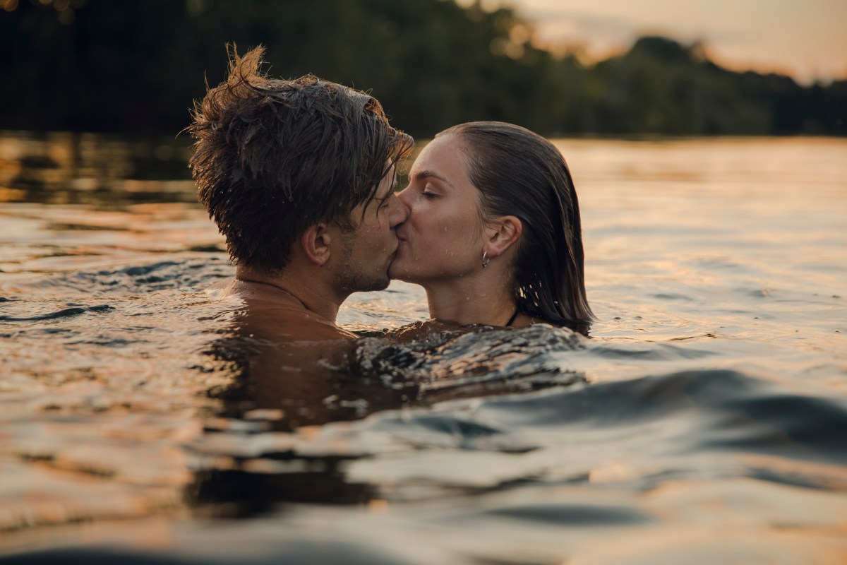 Paar küsst sich im Wasser schwimmend