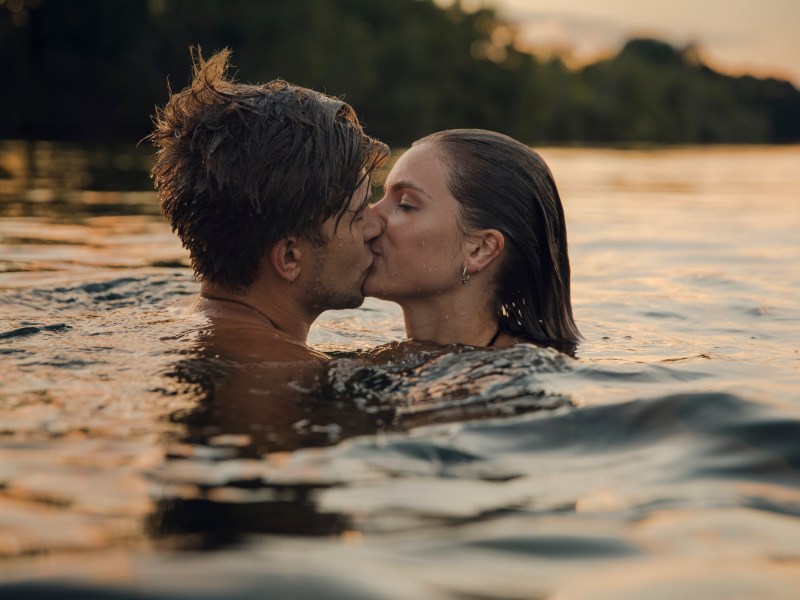 Paar küsst sich im Wasser schwimmend