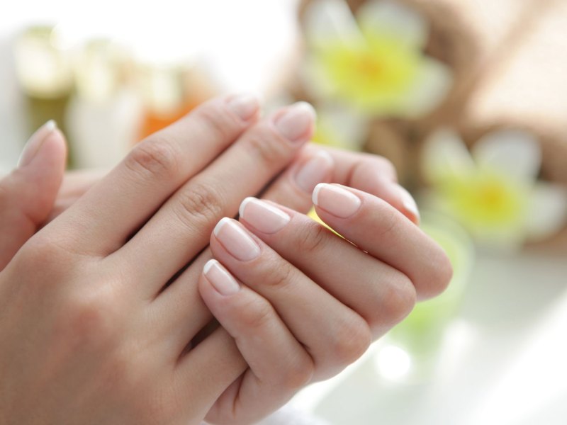 Elegante Fingernägel mit weißen Spitzen.