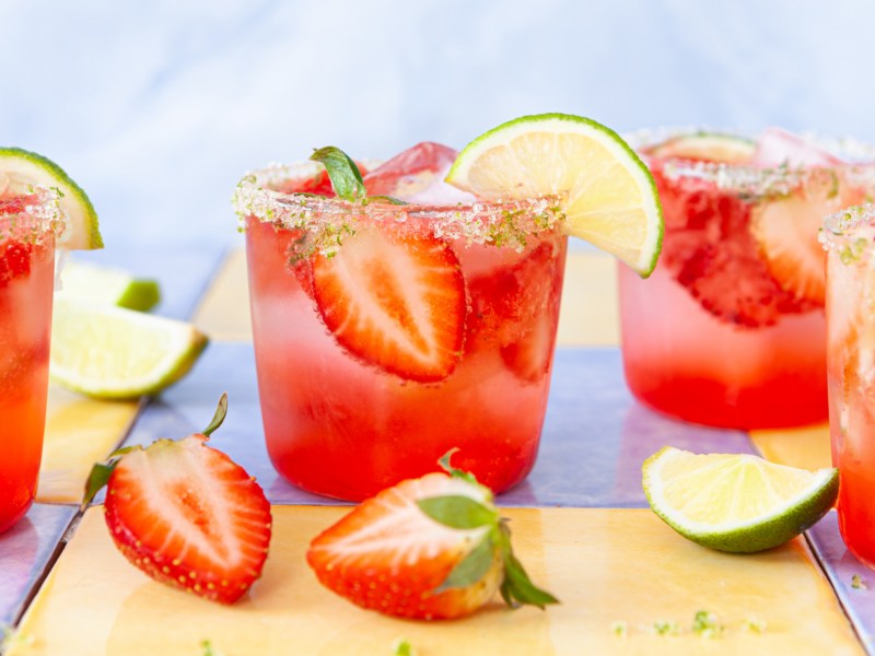 Cocktails mit Erdbeeren.