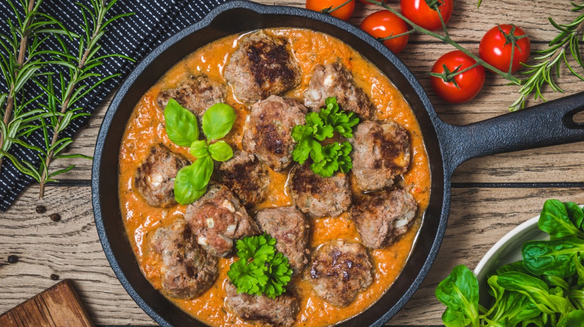 Pfanne mit Hackbällchen in Tomatensauce.